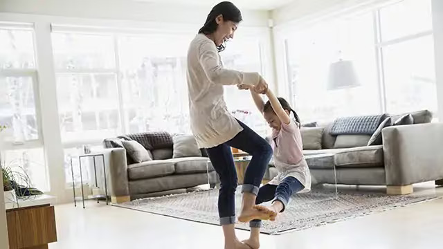 رضيع يبتسم مع بداية ظهور أسنانه